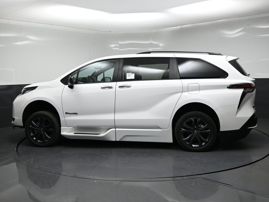 New 2026 Toyota Sienna Hybrid XSE Sport - BraunAbility Side Entry Fold Out Automatic Ramp
