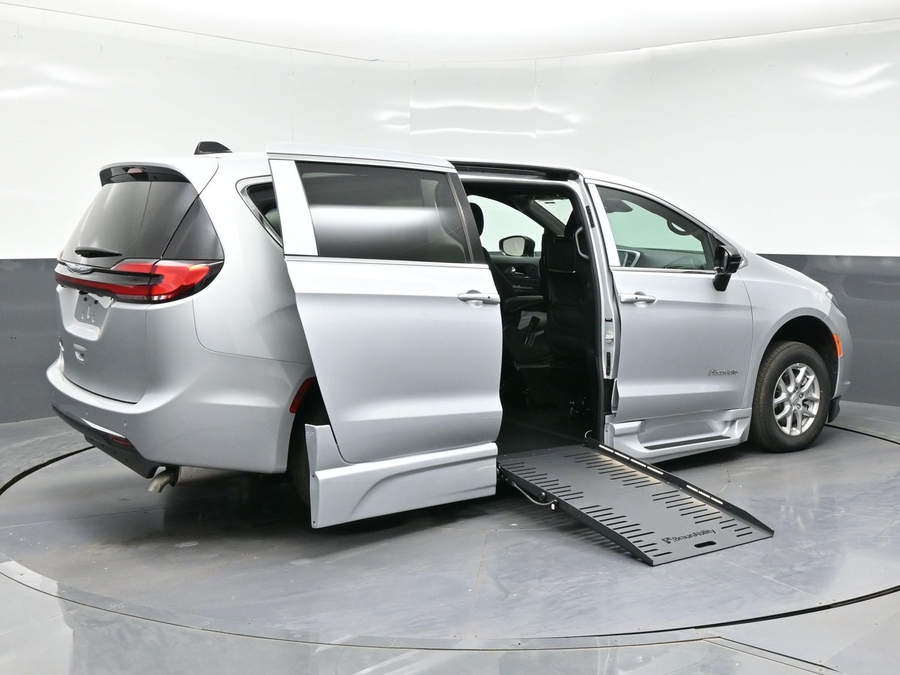 New 2026 Chrysler Pacifica Select Plus - BraunAbility Side Entry Fold Out Automatic Ramp
