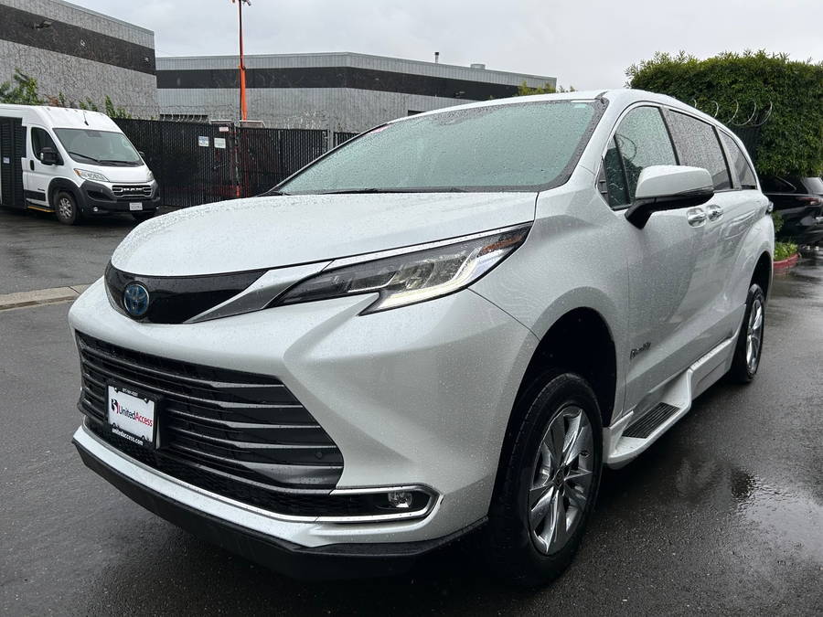 Used 2022 Toyota Sienna Hybrid Limited - BraunAbility Side Entry Entry In Floor Automatic Ramp