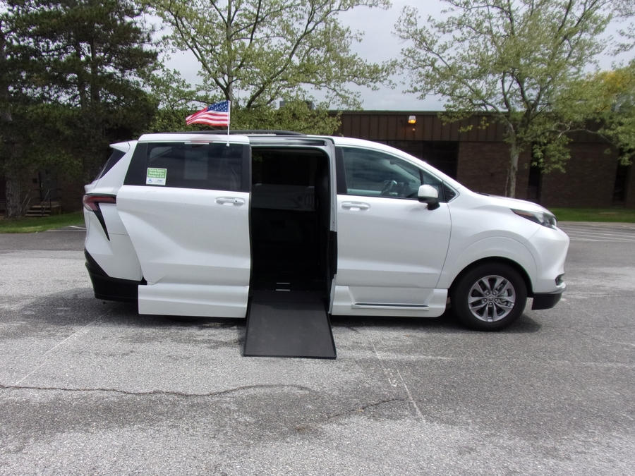 White Toyota Sienna image number 6