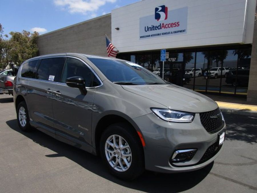 New 2025 Chrysler Pacifica Select Safety - BraunAbility Side Entry Entry Fold Out Automatic Ramp