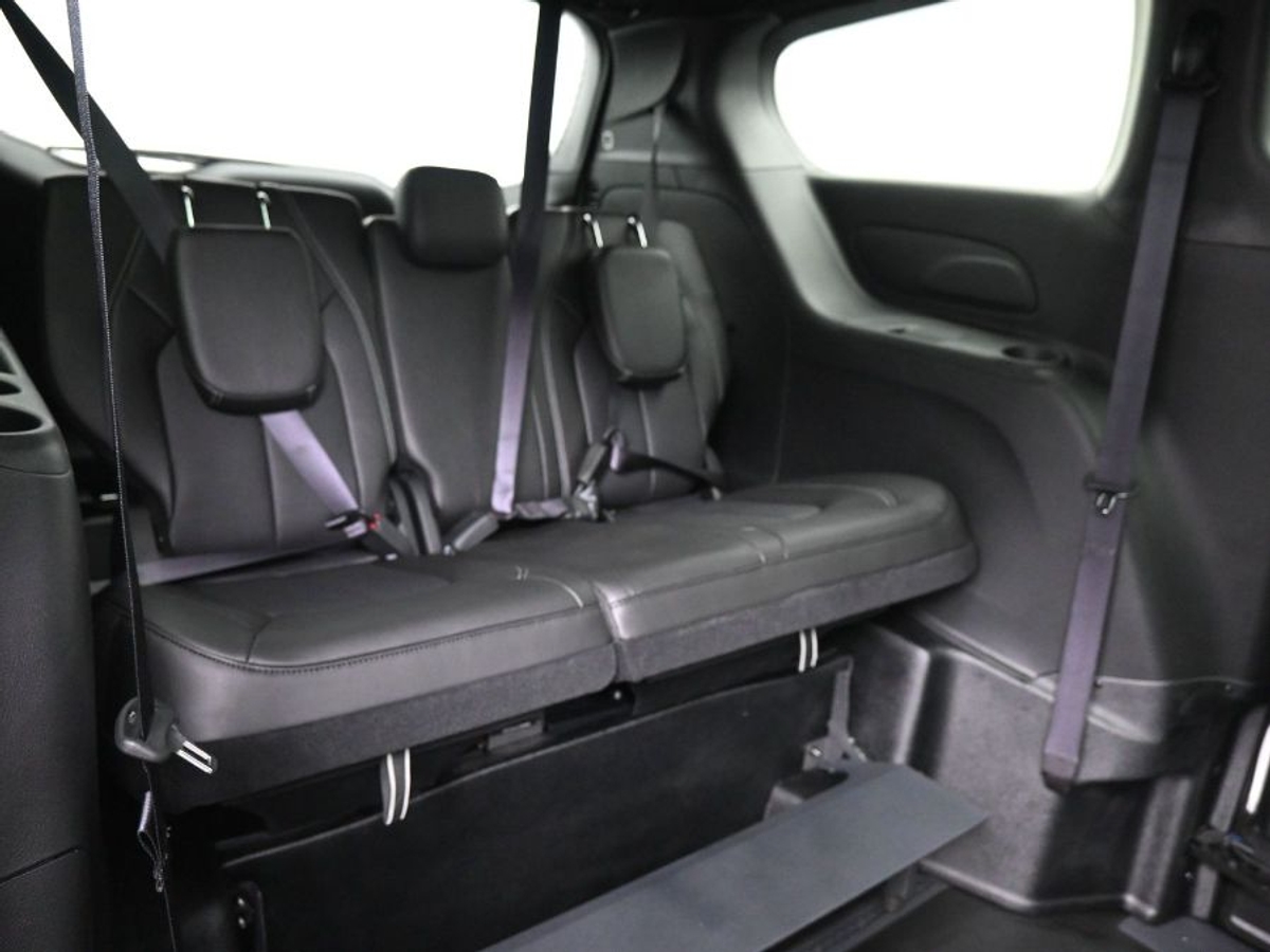 White Chrysler Pacifica image number 9