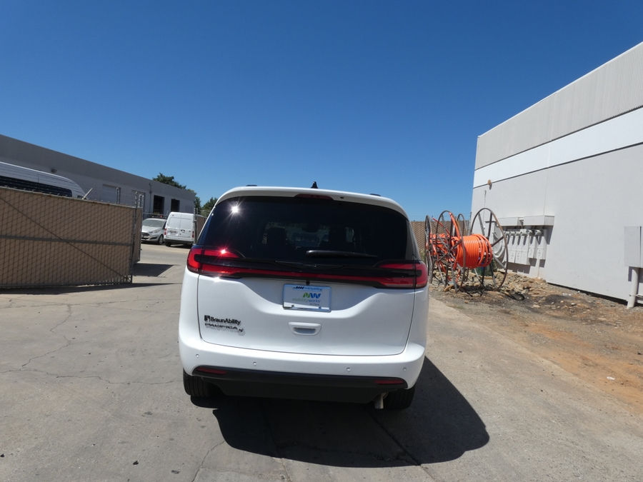 White Chrysler Pacifica image number 3