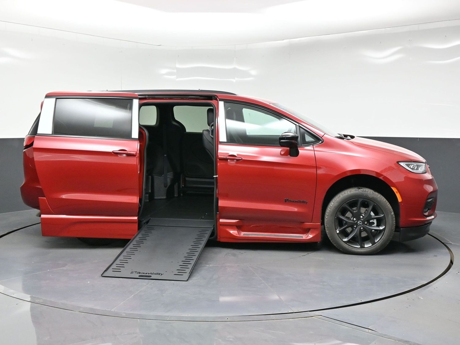 New 2026 Chrysler Pacifica Select Sport - BraunAbility Side Entry In Floor Automatic Ramp
