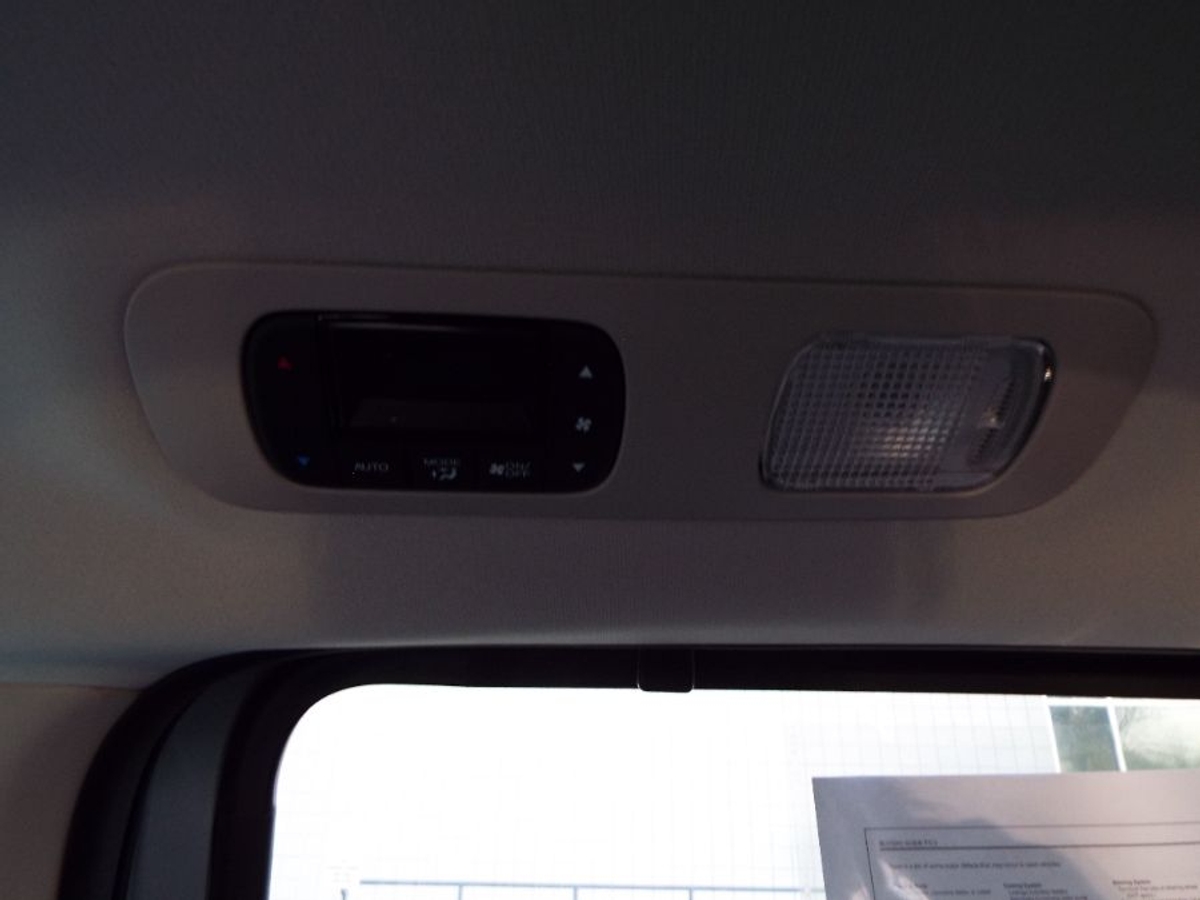 Silver Honda Odyssey image number 23