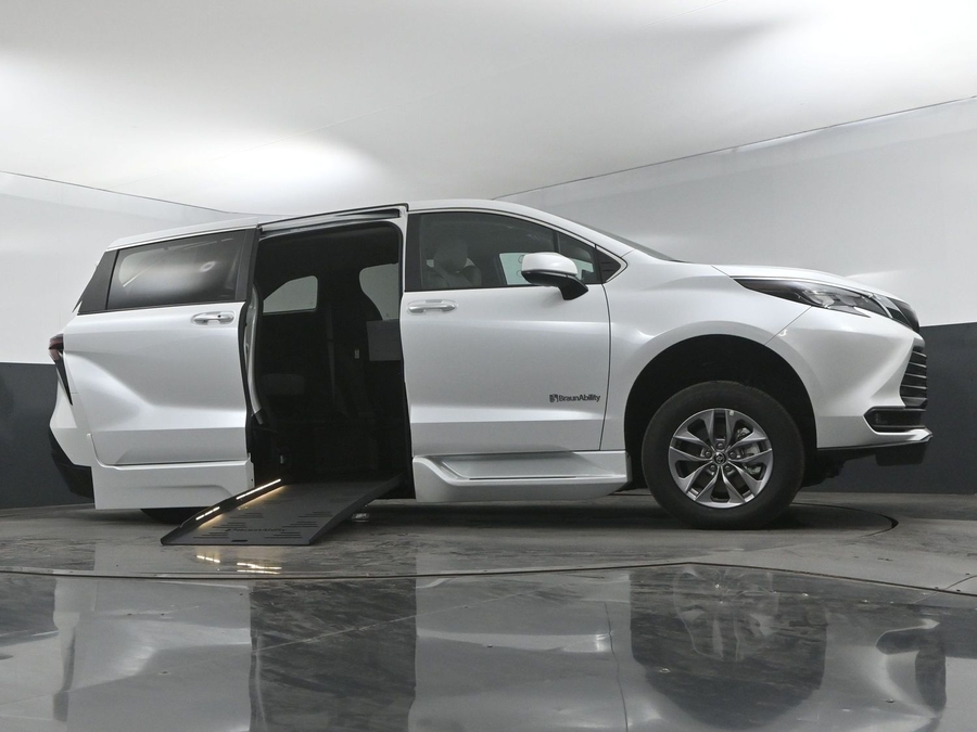 New 2025 Toyota Sienna Hybrid XLE Base - BraunAbility Side Entry Entry Fold Out Automatic Ramp
