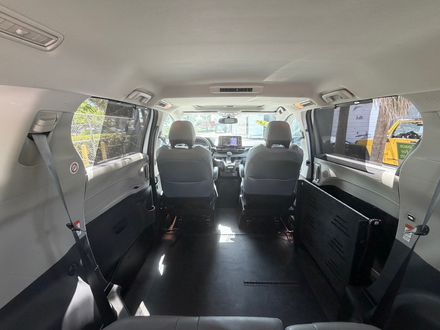 White Toyota Sienna image number 3