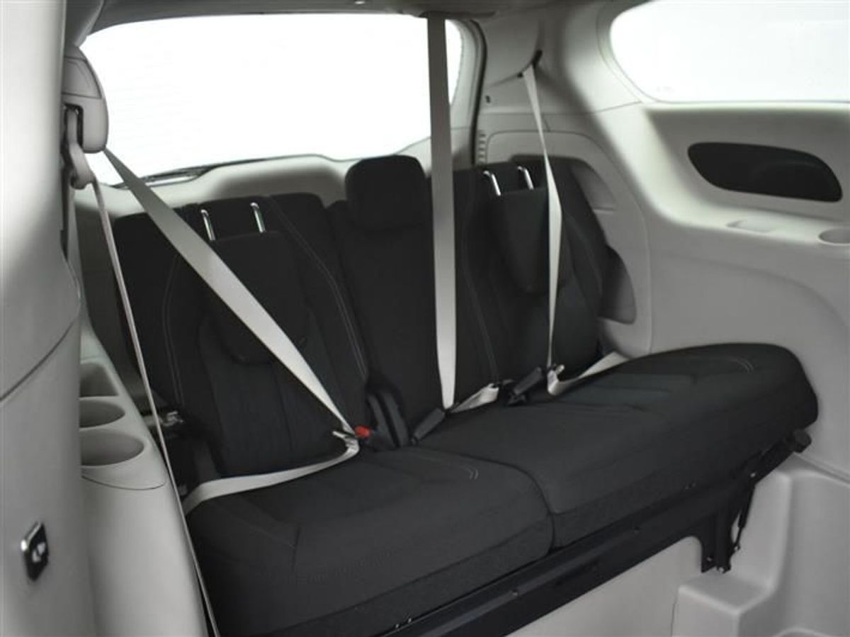 Red Chrysler Voyager image number 15