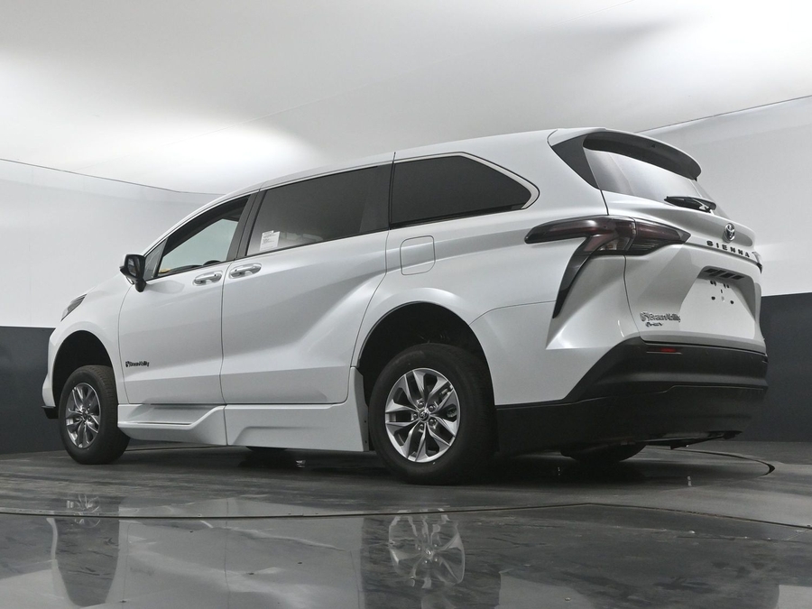 New 2025 Toyota Sienna Hybrid XLE Base - BraunAbility Side Entry Entry Fold Out Automatic Ramp