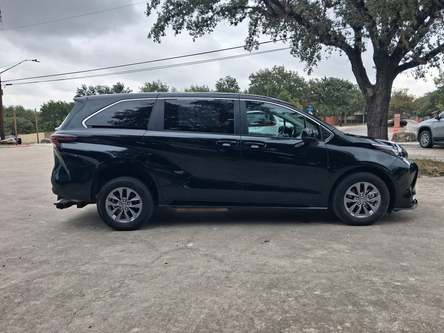 Black Toyota Sienna image number 4
