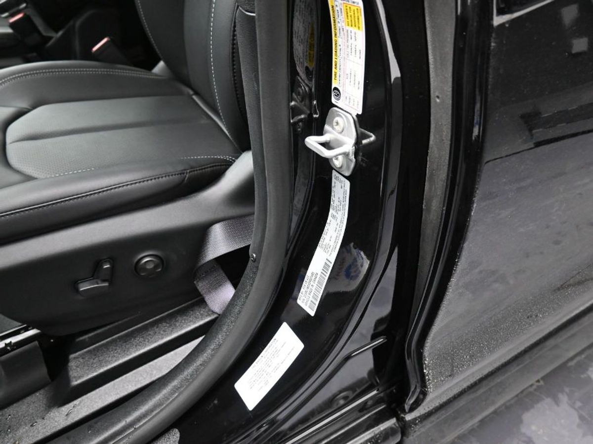 Black Chrysler Pacifica image number 20