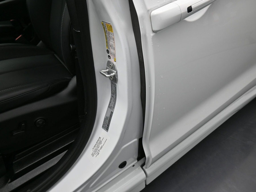 White Chrysler Pacifica image number 16