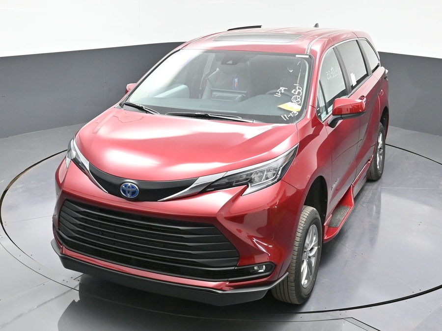 New 2025 Toyota Sienna Hybrid XLE Base - BraunAbility Side Entry Entry Fold Out Automatic Ramp