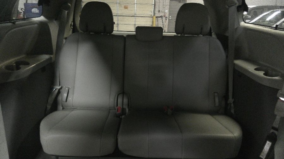 2015 TOYOTA SIENNA - Image 18