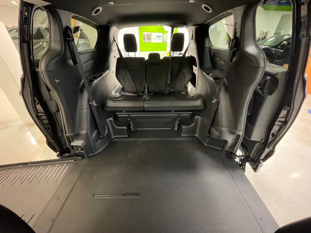 Black Chrysler Pacifica image number 13