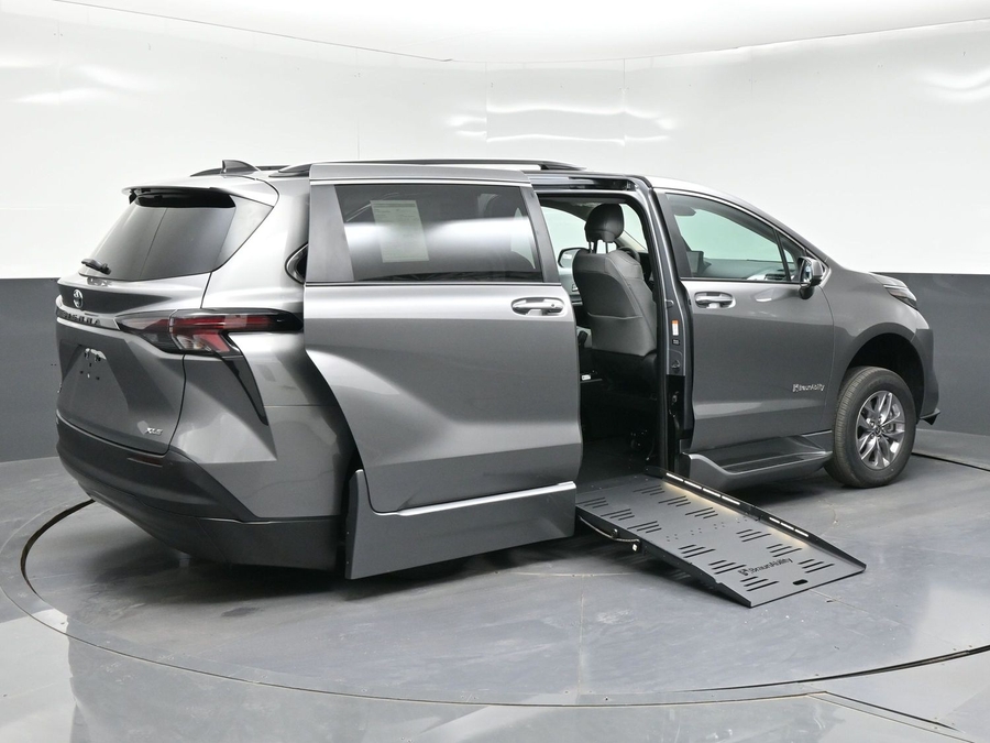 New 2026 Toyota Sienna Hybrid XLE Base - BraunAbility Side Entry Fold Out Automatic Ramp