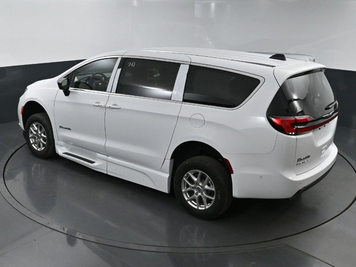 2025 CHRYSLER PACIFICA - Image 25