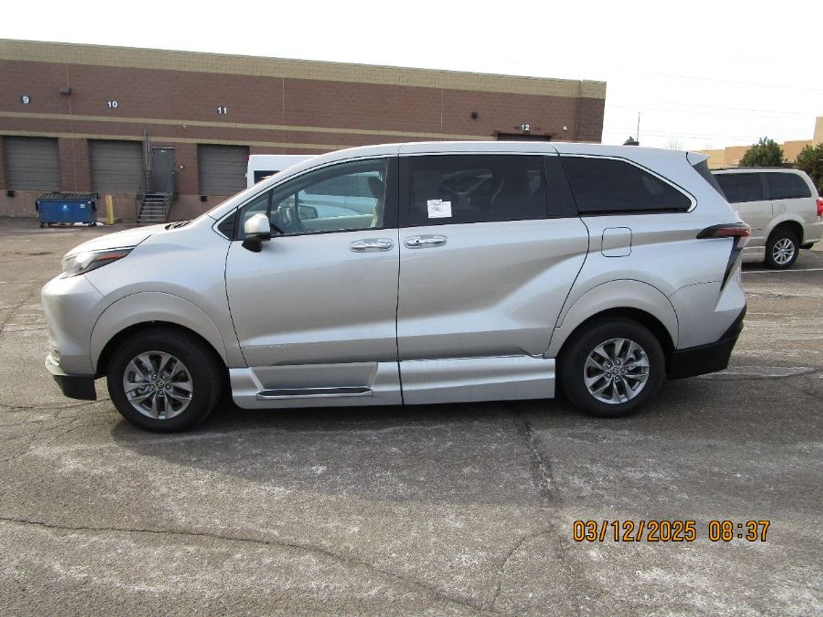 2024 TOYOTA SIENNA - Image 1