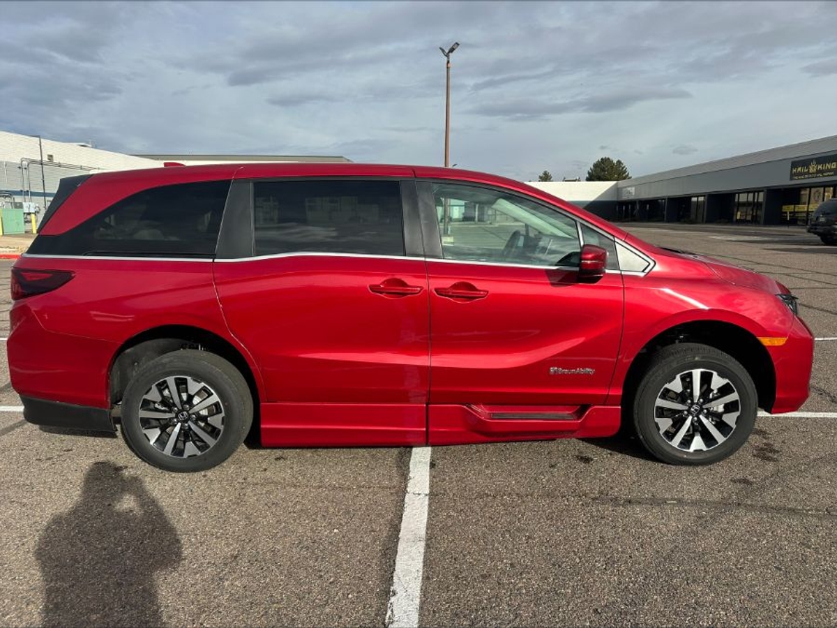 Red Honda Odyssey image number 11