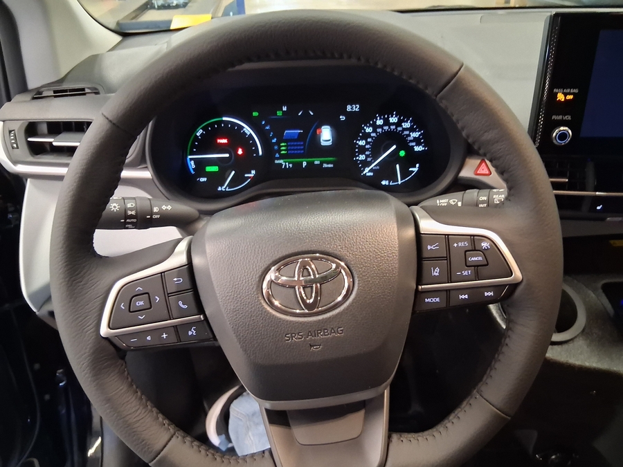 Black Toyota Sienna image number 23