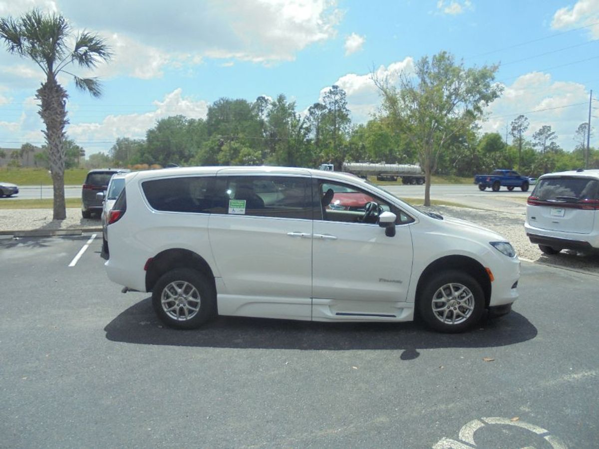 White Chrysler Voyager image number 7