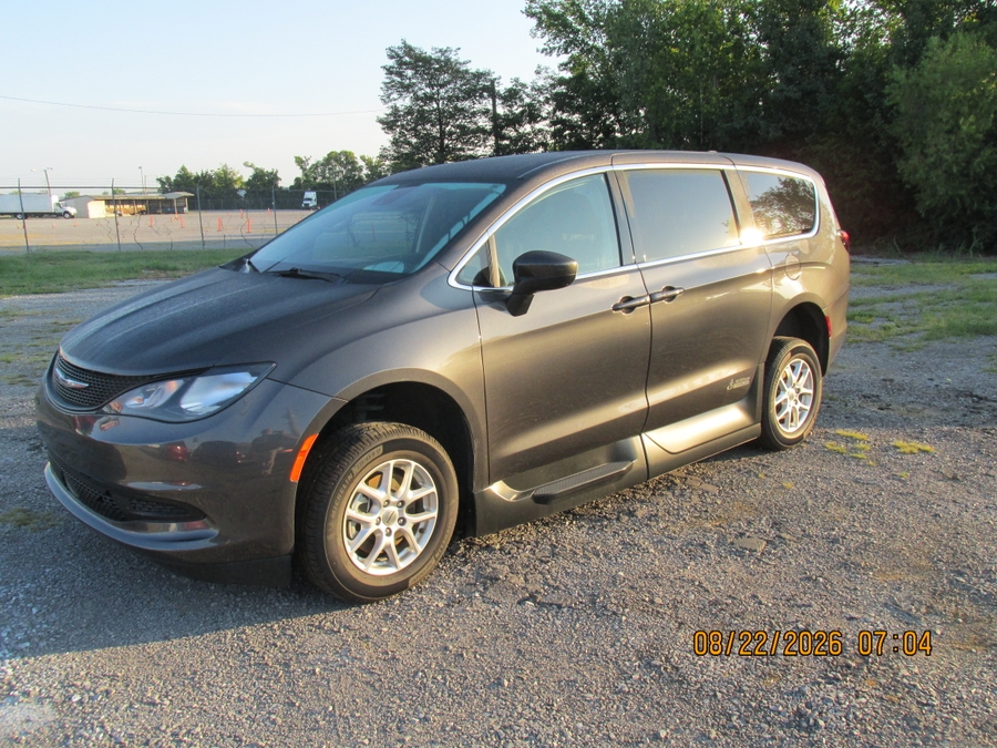 Granite Crystal Metallic Chrysler Voyager image number 1