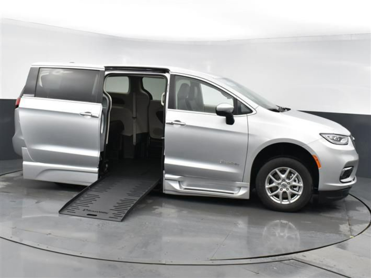 2023 CHRYSLER PACIFICA - Image 8