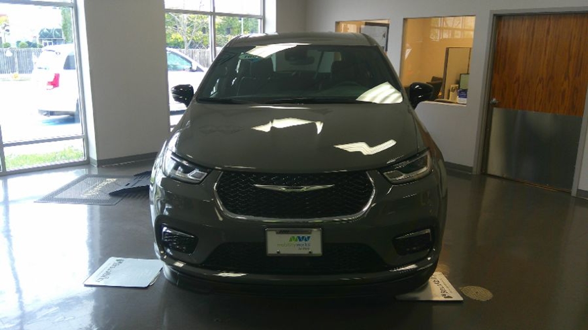 Grey Chrysler Pacifica image number 2