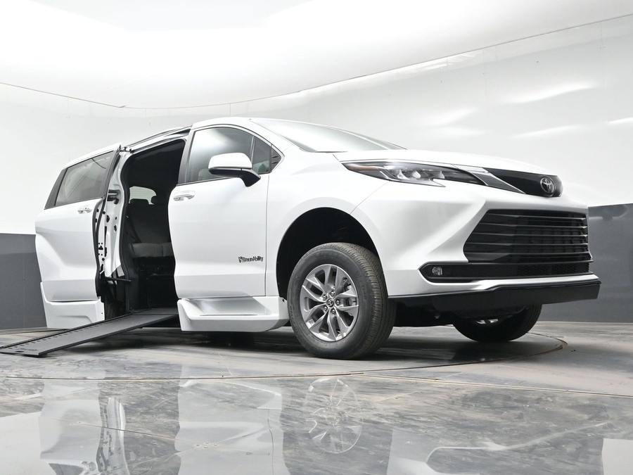 White Toyota Sienna image number 15