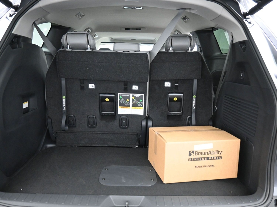 Grey Toyota Sienna image number 13