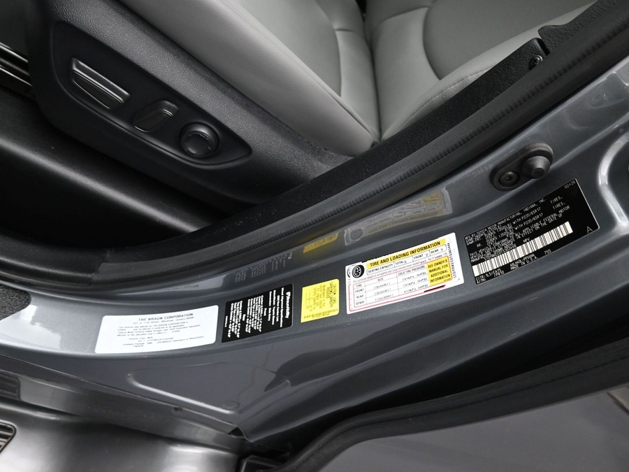 Grey Toyota Sienna image number 13