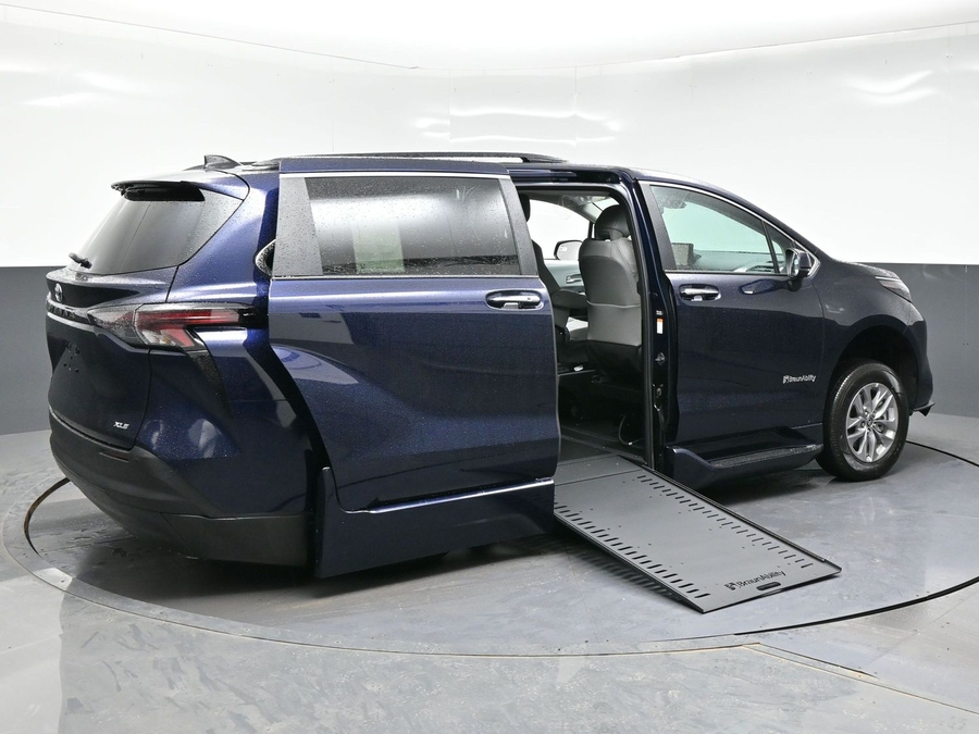New 2026 Toyota Sienna Hybrid XLE Add - BraunAbility Side Entry Entry In Floor Automatic Ramp