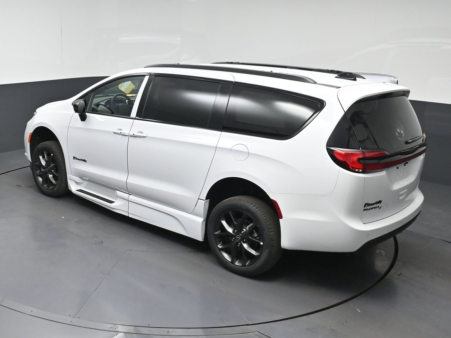 White Chrysler Pacifica image number 21