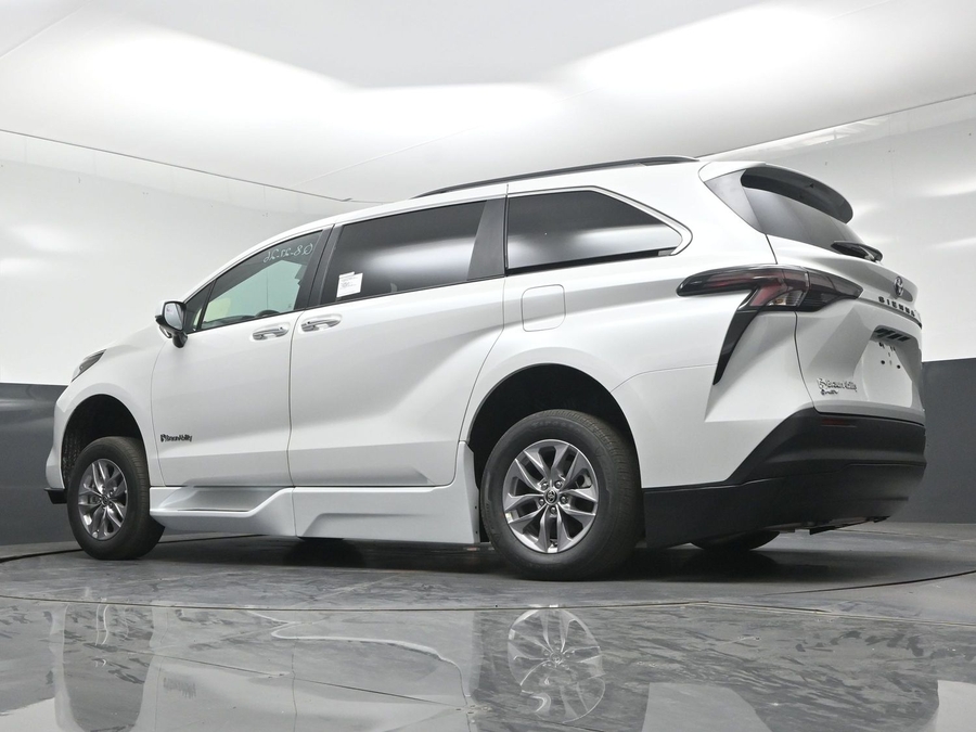 2026 Toyota Sienna XLE - Photo 16