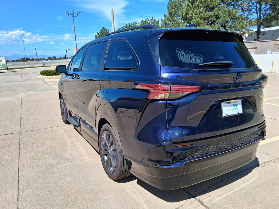 Blue Toyota Sienna image number 13