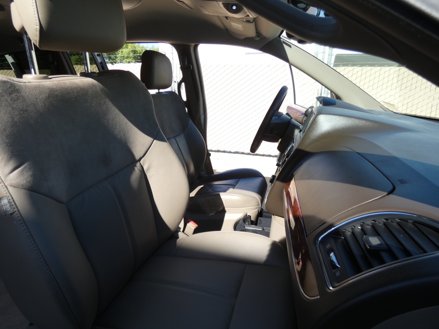  Chrysler Town and Country image number 9