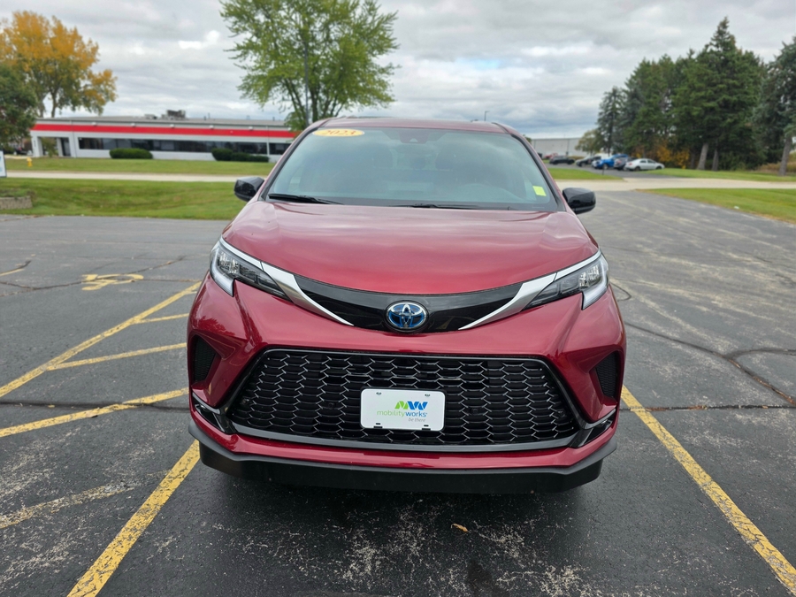 Red Toyota Sienna image number 1
