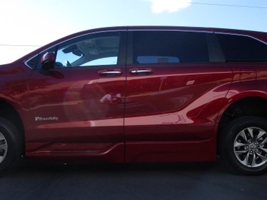 New 2026 Toyota Sienna Hybrid XLE Add - BraunAbility Side Entry Entry In Floor Automatic Ramp
