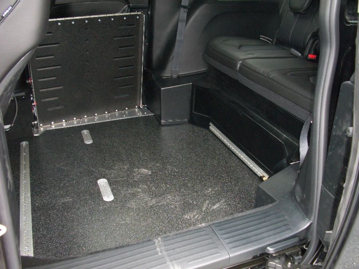 Black Chrysler Pacifica image number 3