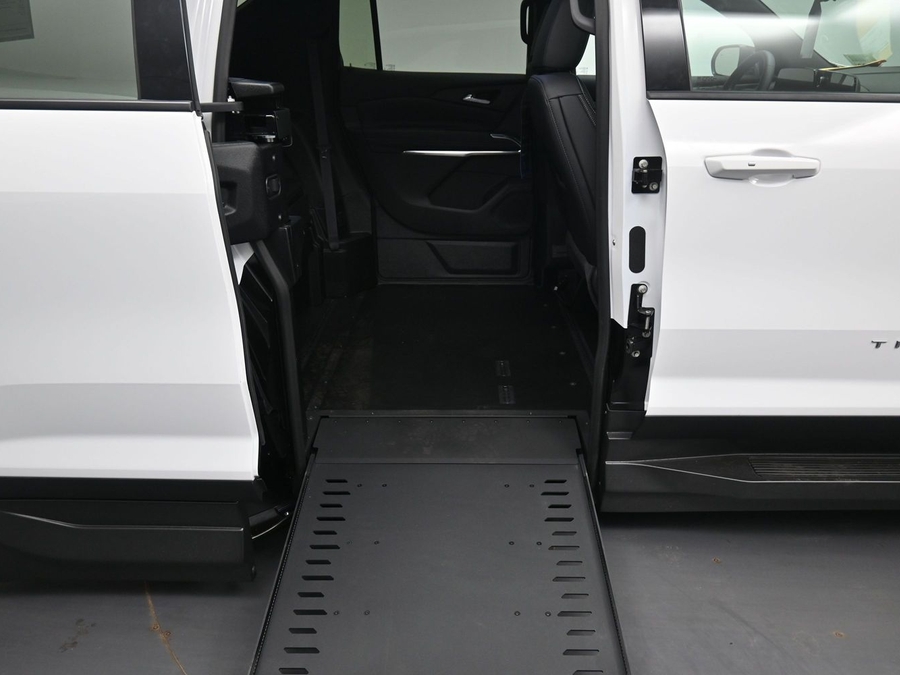 New 2026 Chevrolet Traverse 1LT - BraunAbility Side Entry In Floor Automatic Ramp