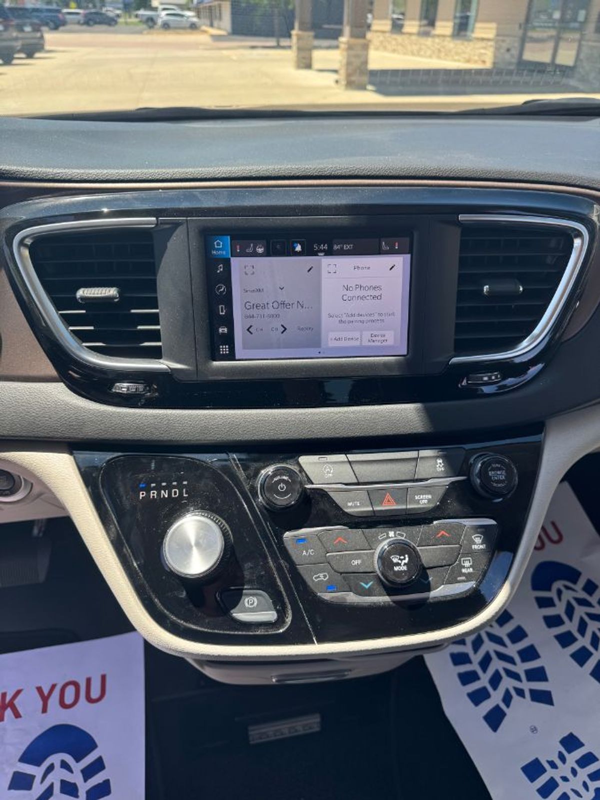 White Chrysler Voyager image number 11