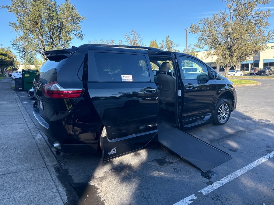 Used 2020 Toyota Sienna XLE Base - VMI Side Entry Entry In Floor Automatic Ramp