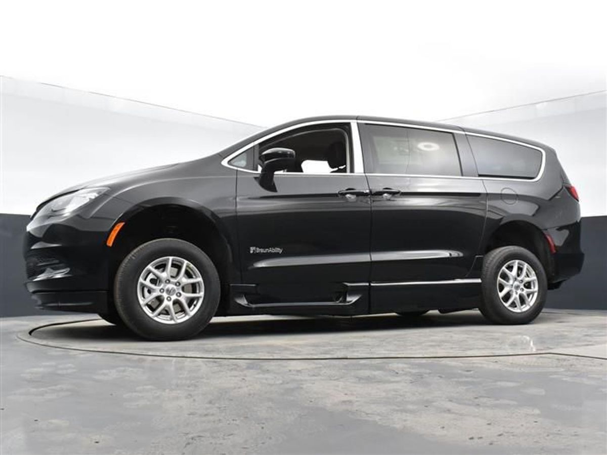 Black Chrysler Voyager image number 22