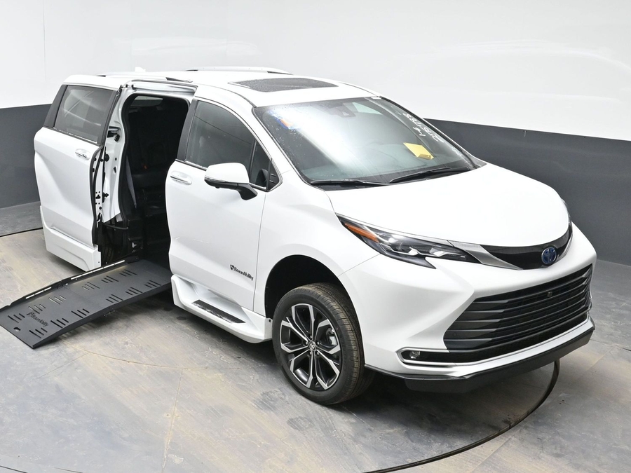 White Toyota Sienna image number 22
