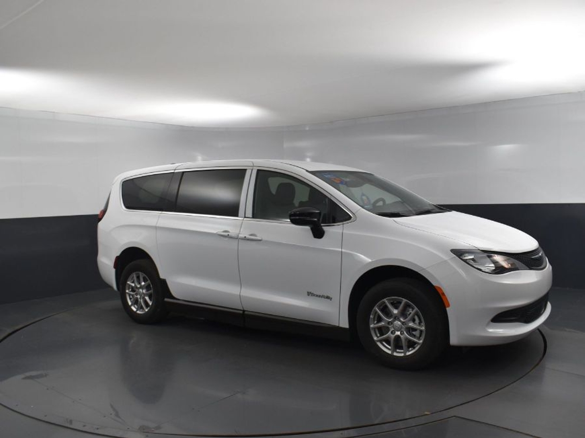 2025 CHRYSLER VOYAGER - Image 17