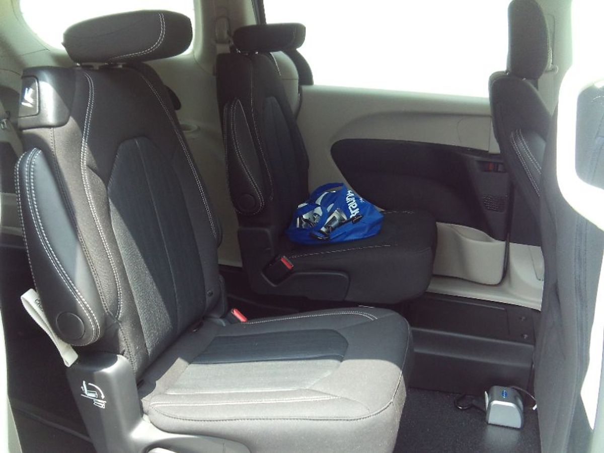 Silver Chrysler Voyager image number 15
