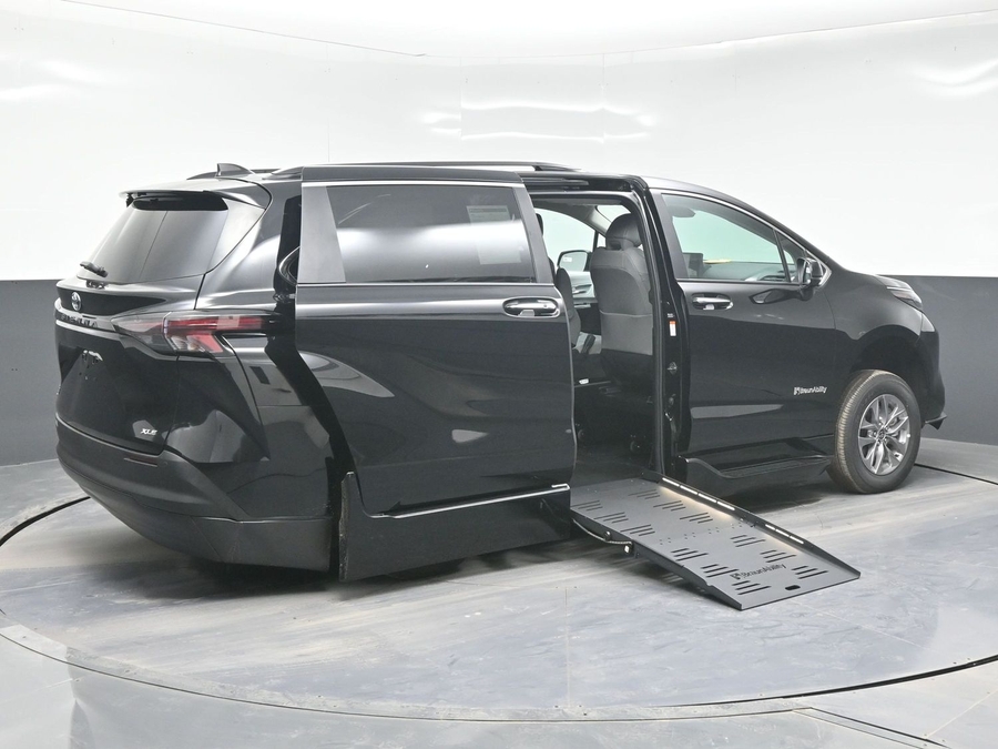Black Toyota Sienna image number 6
