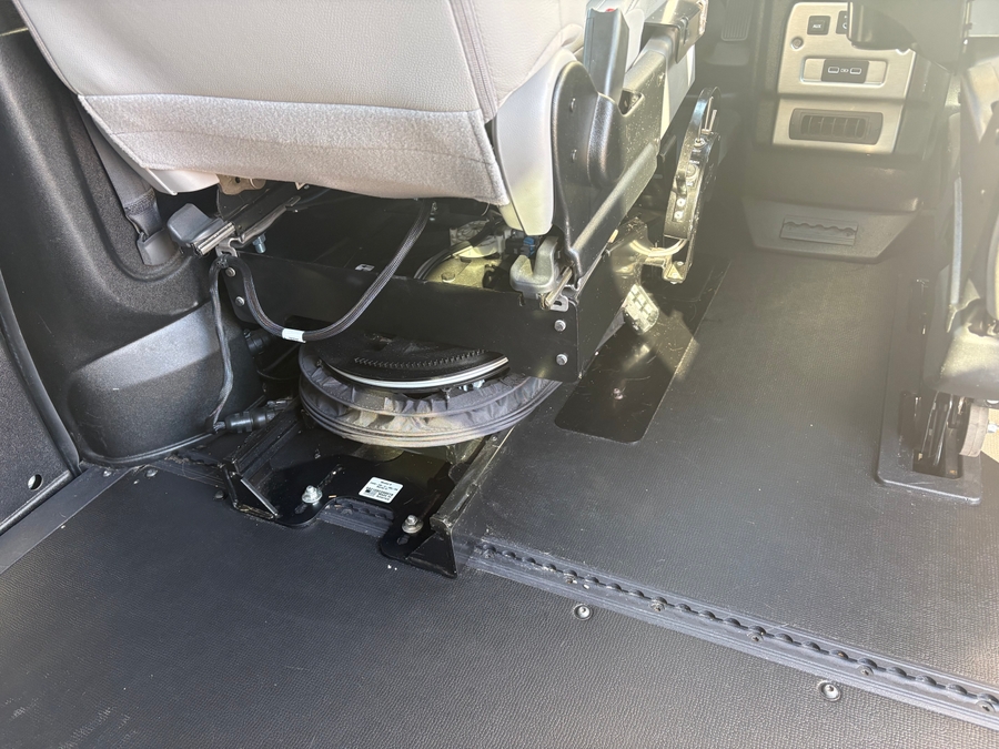 Blue Honda Odyssey image number 8