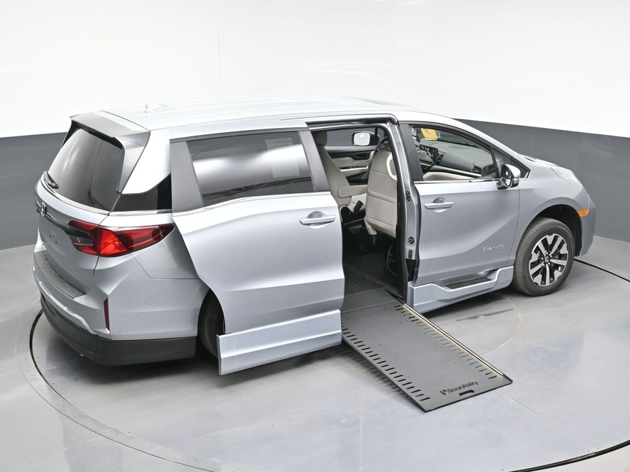 Silver Honda Odyssey image number 22