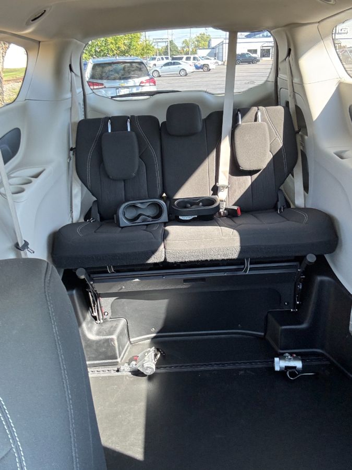 Red Chrysler Voyager image number 2